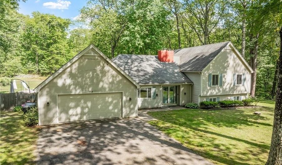 8 Westgate Rd, Cumberland, RI 02864 - 3 Beds, 3 Bath
