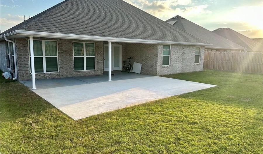 941 Sundance Ln, Bentonville, AR 72712 - 4 Beds, 3 Bath