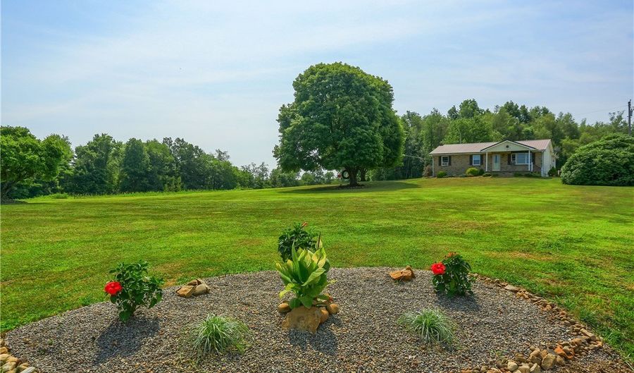 706 Hall Rd, Clay, PA 16001 - 3 Beds, 3 Bath
