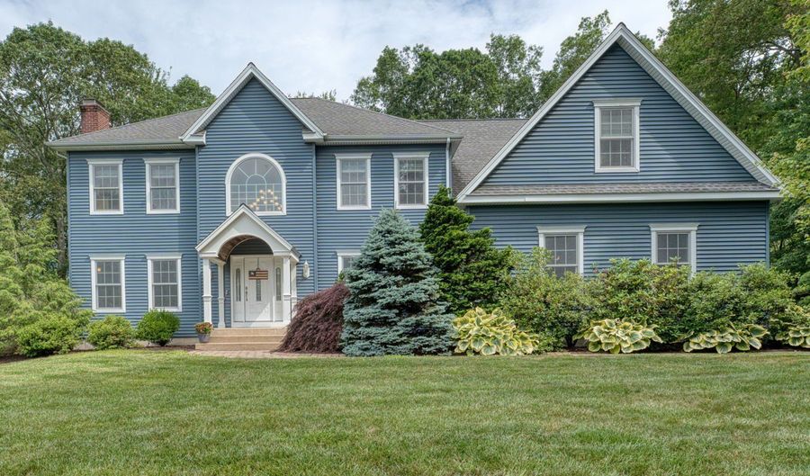 2 Warren Gln, Burlington, CT 06013 - 4 Beds, 4 Bath