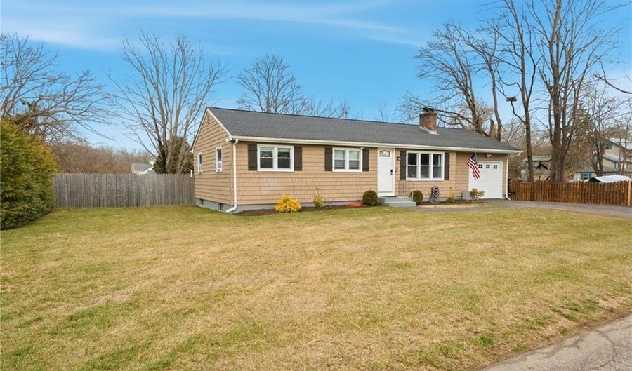 31 Charles St, North Kingstown, RI 02852 - 3 Beds, 1 Bath
