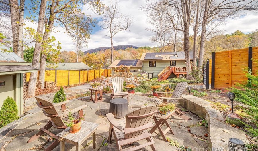 1 Parkway Loop Rd, Asheville, NC 28803 - 3 Beds, 2 Bath