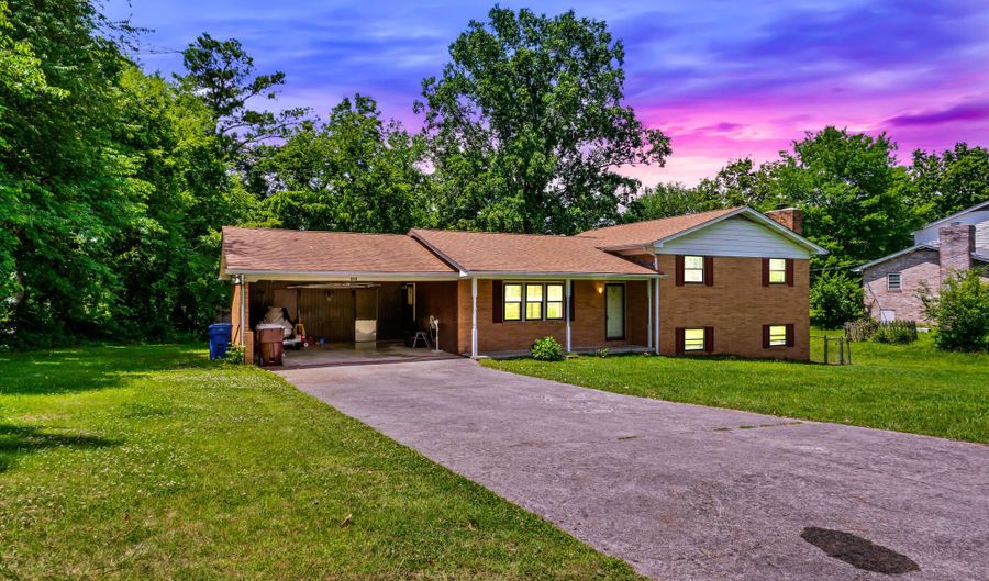 898 W Cunningham St, Alcoa, TN 37701 - 4 Beds, 2 Bath