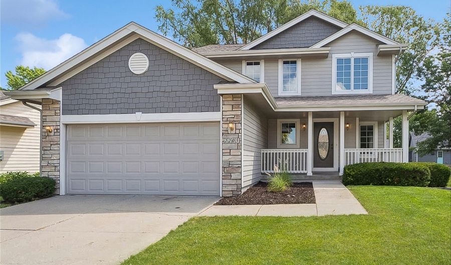 2205 Country Cove Ln, Altoona, IA 50009 - 3 Beds, 3 Bath