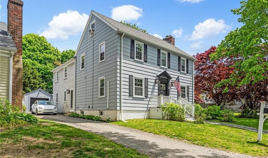 7 Florence Ave, Newport, RI 02840 - 5 Beds, 4 Bath