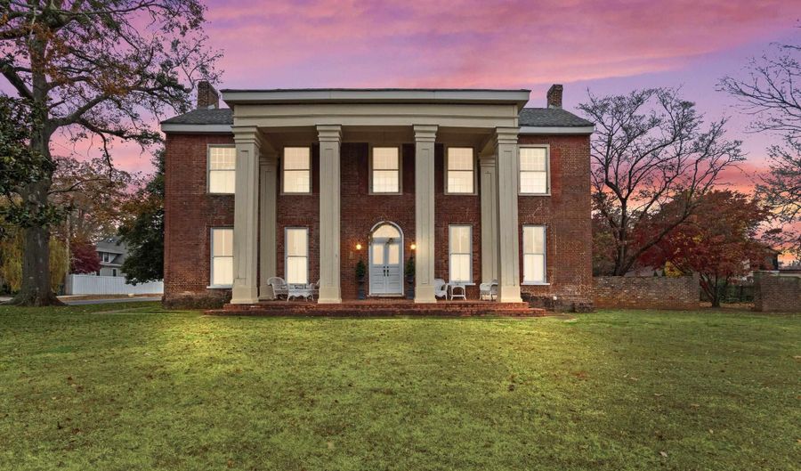 401 S Clinton St, Athens, AL 35611 - 4 Beds, 7 Bath