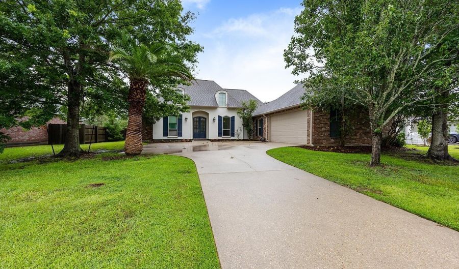 18249 Shadow Creek Ave, Baton Rouge, LA 70816 - 4 Beds, 3 Bath