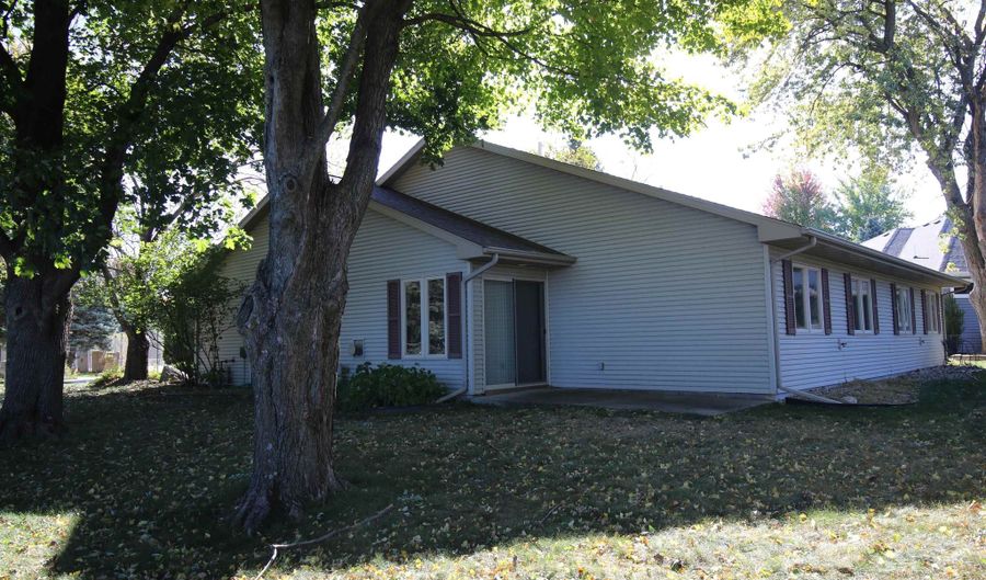 306 Emerald Dr, Arnolds Park, IA 51331 - 2 Beds, 1 Bath