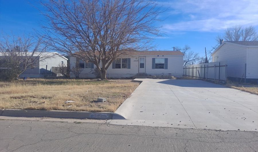 2209 Sandyridge Dr, Carlsbad, NM 88220 - 3 Beds, 2 Bath