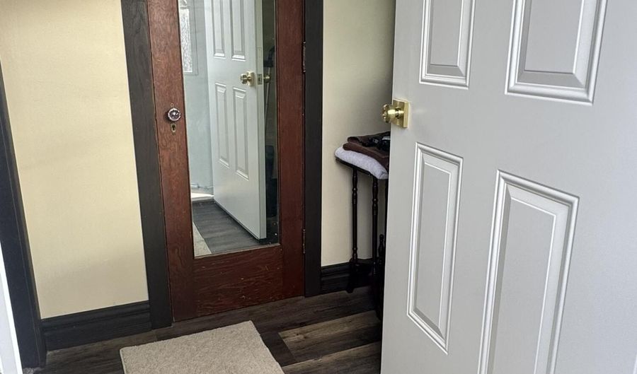 811 S Washington St, Aberdeen, SD 57401 - 3 Beds, 2 Bath