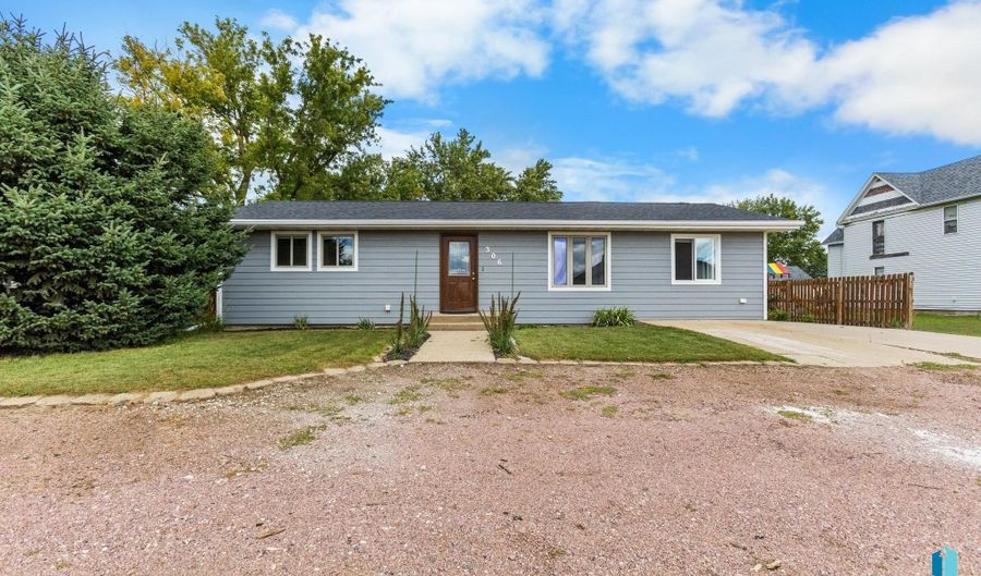 306 E Maple St, Beresford, SD 57004 - 3 Beds, 2 Bath