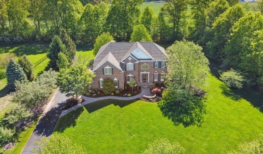 47 Balmoral Dr, Alexandria Twp., NJ 08867 - 4 Beds, 5 Bath