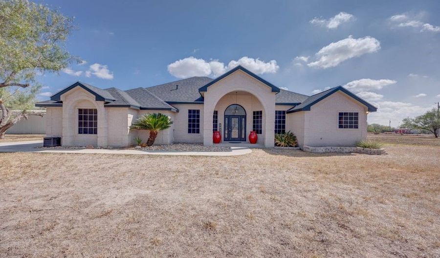 152 Summers Ln, Alice, TX 78332 - 3 Beds, 3 Bath