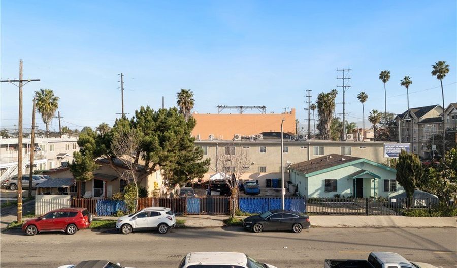 503 W 79th St, Los Angeles, CA 90044 - 6 Beds, 4 Bath