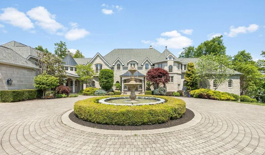 13198 N County Road 400 E, Batesville, IN 47006 - 6 Beds, 9 Bath