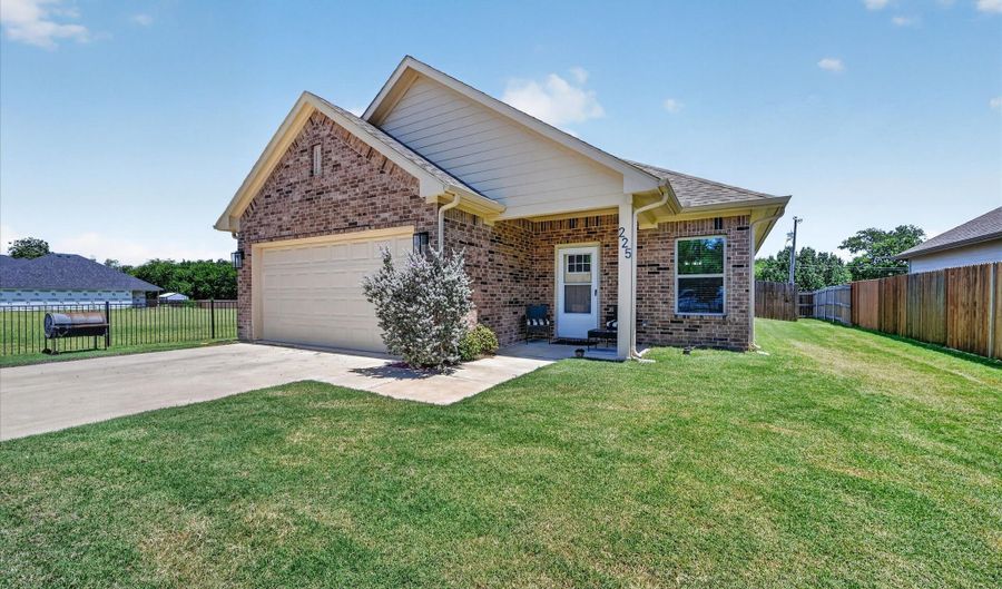 225 Santa Fe St, Alvarado, TX 76009 - 3 Beds, 2 Bath
