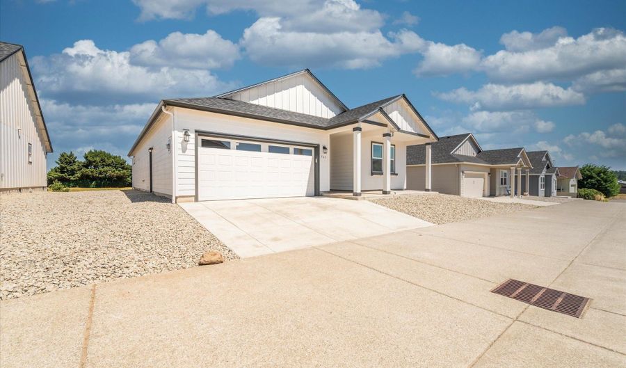761 SPYGLASS Dr, Bandon, OR 97411 - 3 Beds, 2 Bath
