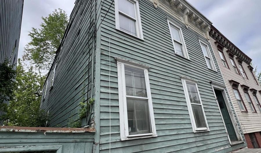 274 Livingston Ave, Albany, NY 12210 - 6 Beds, 2 Bath