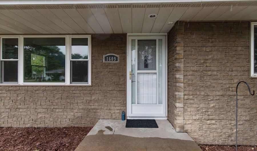 1609 THELEN Ave, Kaukauna, WI 54130 - 3 Beds, 2 Bath
