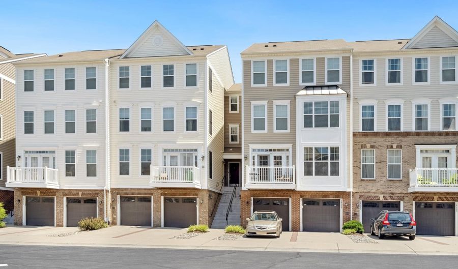 24682 CARIBOU Sq, Aldie, VA 20105 - 3 Beds, 4 Bath