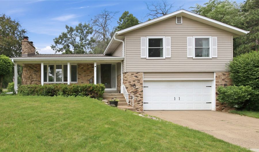 212 Country Club Ln, Altoona, WI 54720 - 3 Beds, 3 Bath