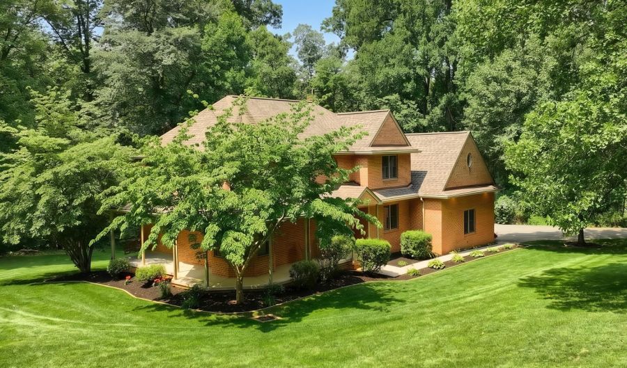 7714 PARADISE Hts, Abbottstown, PA 17301 - 4 Beds, 4 Bath
