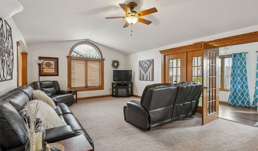 1128 8th St SE, Altoona, IA 50009 - 3 Beds, 3 Bath
