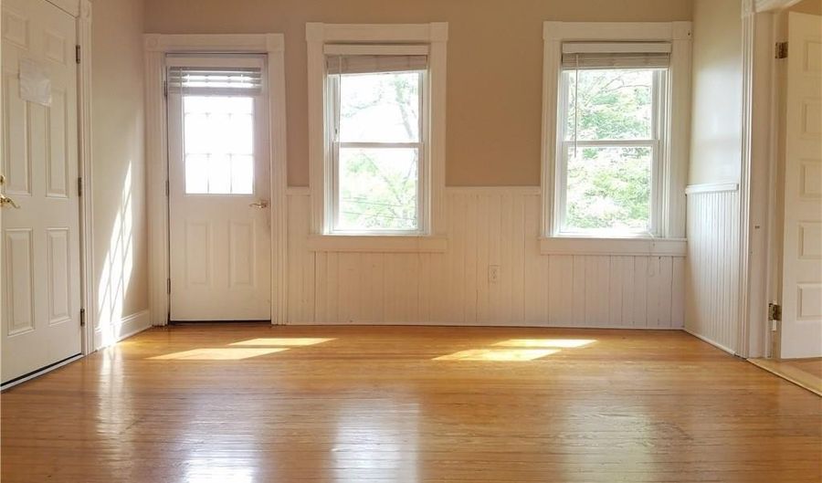 3 Bay View Ave 3, Bristol, RI 02809 - 2 Beds, 1 Bath