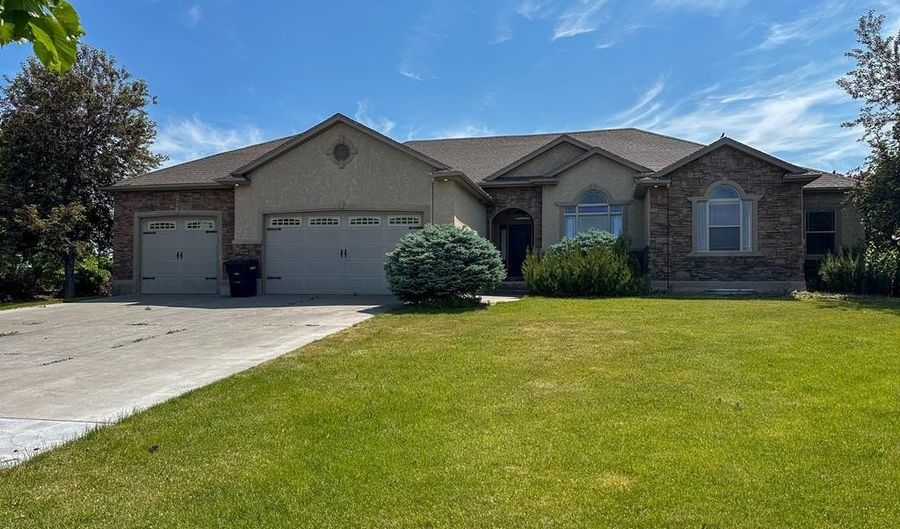 6192 E Pheasant Dr, Ammon, ID 83401 - 4 Beds, 3 Bath