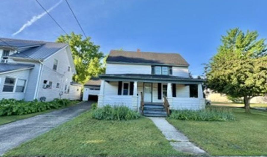 221 W Center St, Alma, MI 48801 - 4 Beds, 2 Bath