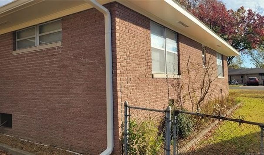 1811 S Broadway Blvd, Ada, OK 74820 - 3 Beds, 2 Bath