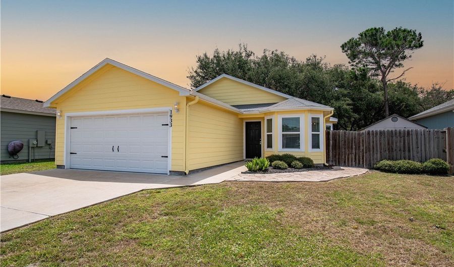 1933 Admiral, Aransas Pass, TX 78336 - 2 Beds, 2 Bath
