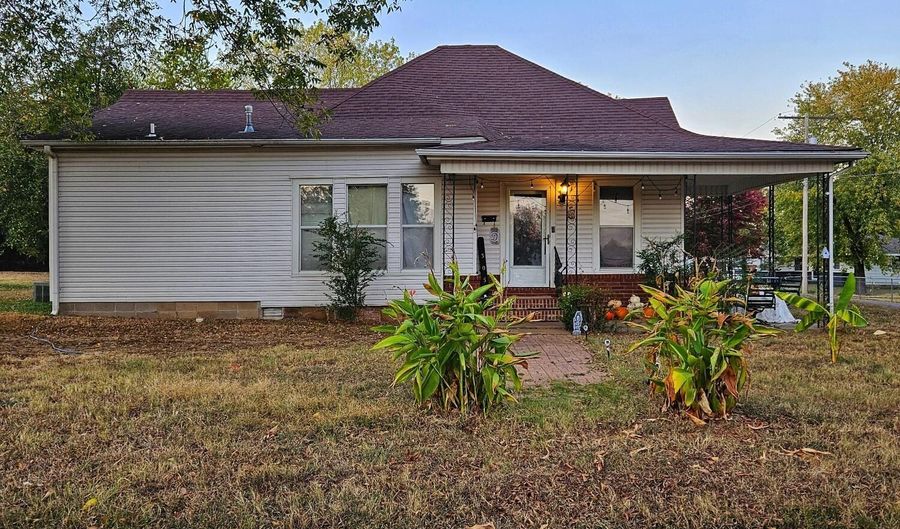 305 NE 5th St, Atkins, AR 72823 - 3 Beds, 1 Bath