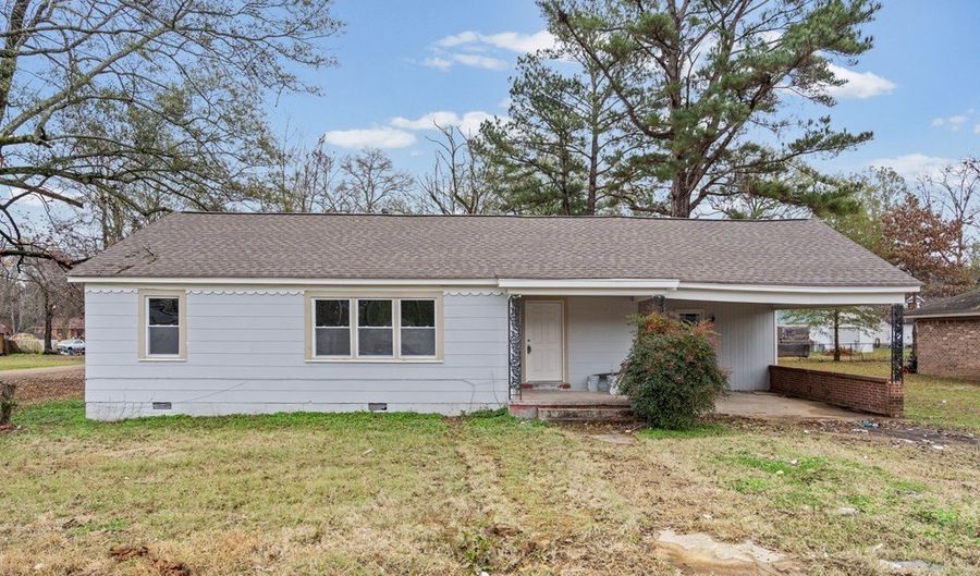 210 West St, Batesville, MS 38606 - 3 Beds, 2 Bath