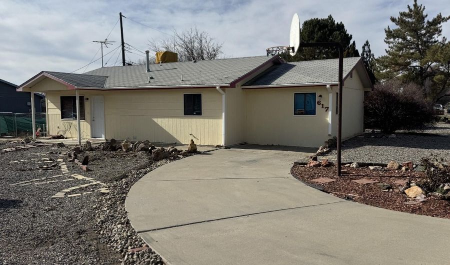 617 N KIRBY St, Bloomfield, NM 87413 - 4 Beds, 1 Bath