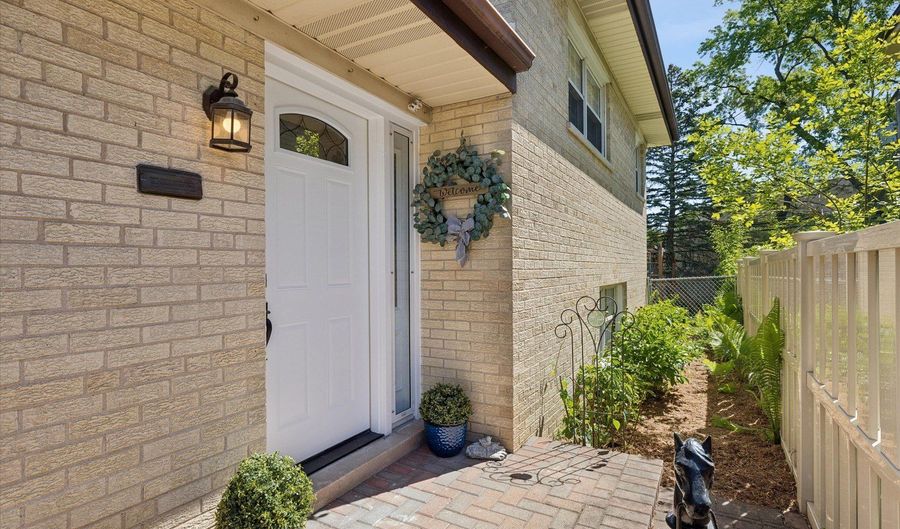 827 N Douglas Ave, Arlington Heights, IL 60004 - 3 Beds, 2 Bath