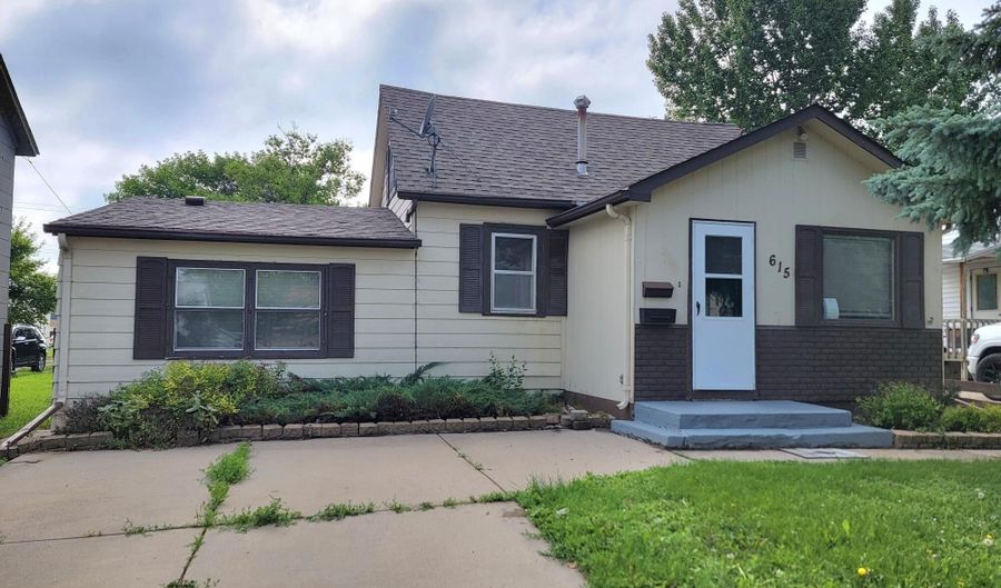 615 N 3rd St, Aberdeen, SD 57401 - 2 Beds, 2 Bath