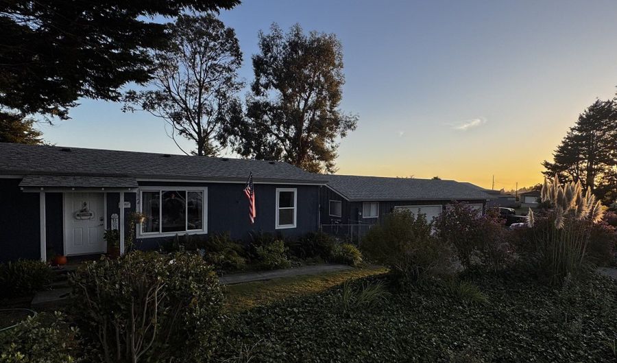 97818 HANSCAM Ln, Brookings, OR 97415 - 3 Beds, 3 Bath