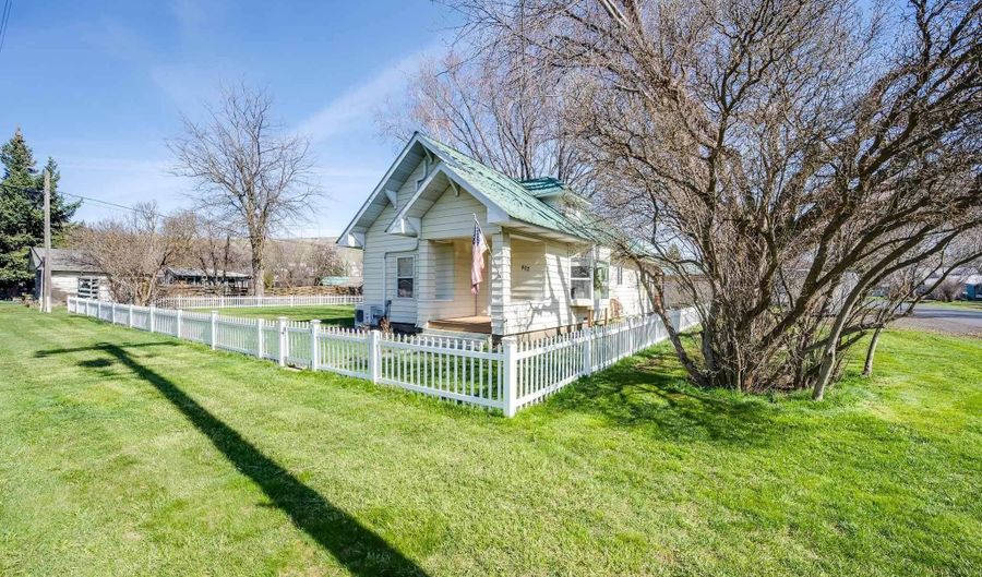 402 W Front St, Albion, WA 99102 - 4 Beds, 3 Bath