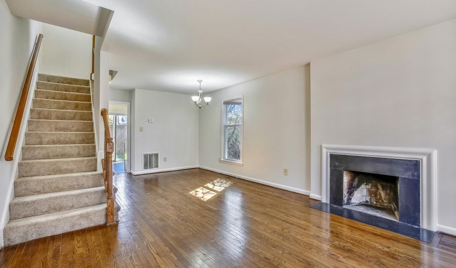 1525 ORONOCO St, Alexandria, VA 22314 - 3 Beds, 2 Bath