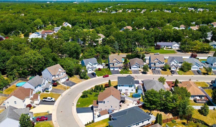 19 W Dolphin Cir W, Bayville, NJ 08721 - 4 Beds, 3 Bath