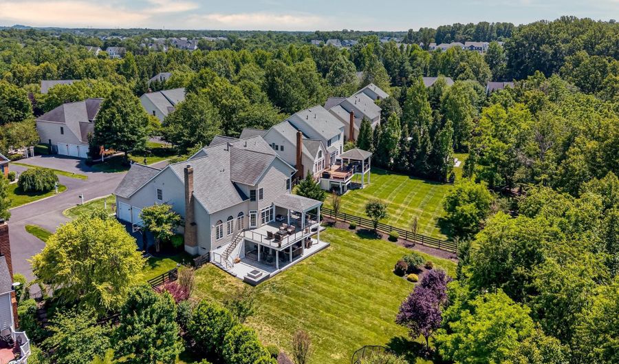 24168 SPRING MEADOW Cir, Aldie, VA 20105 - 4 Beds, 5 Bath