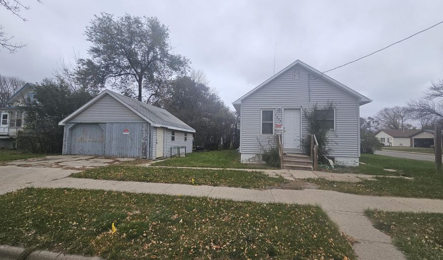 1223 SE 10th Ave, Aberdeen, SD 57401 - 1 Beds, 2 Bath