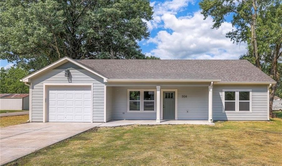 304 N Mulberry St, Adrian, MO 64720 - 3 Beds, 2 Bath
