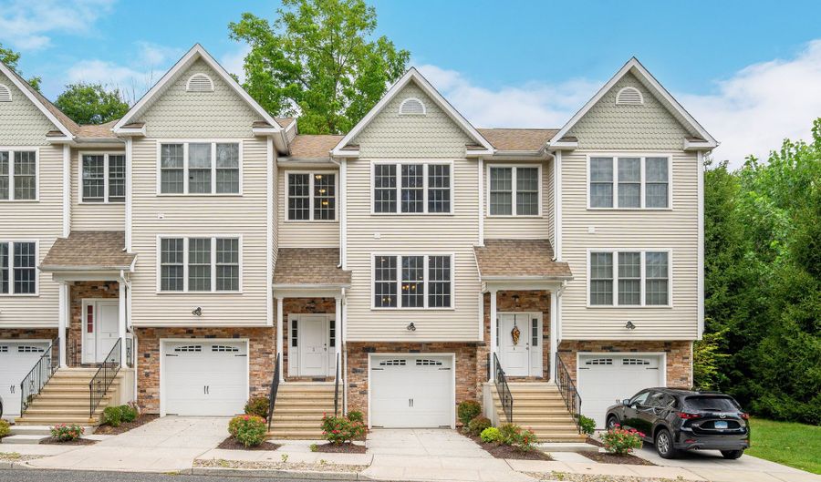 2 Oak Meadows Dr 102, Brookfield, CT 06804 - 2 Beds, 3 Bath