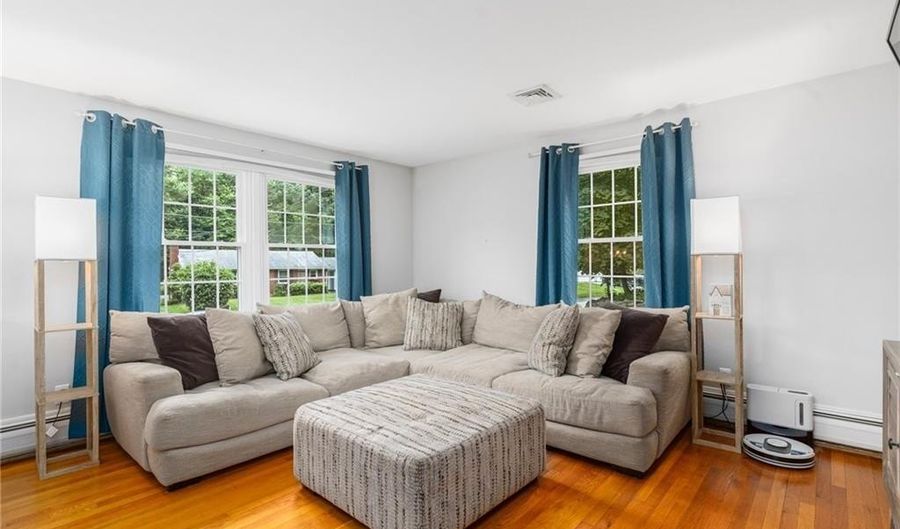 26 Ferncrest Dr, Cumberland, RI 02864 - 3 Beds, 2 Bath