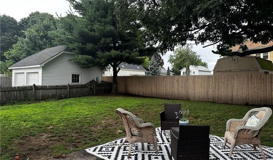 21 Washburn Ave, East Providence, RI 02916 - 5 Beds, 2 Bath