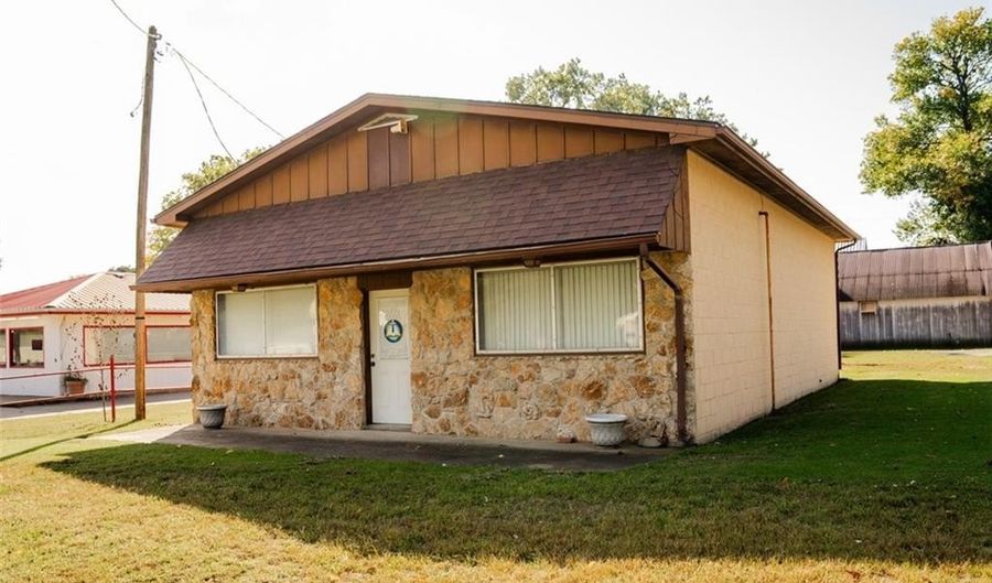 1000 4th St, Altamont, KS 67330 - 0 Beds, 0 Bath
