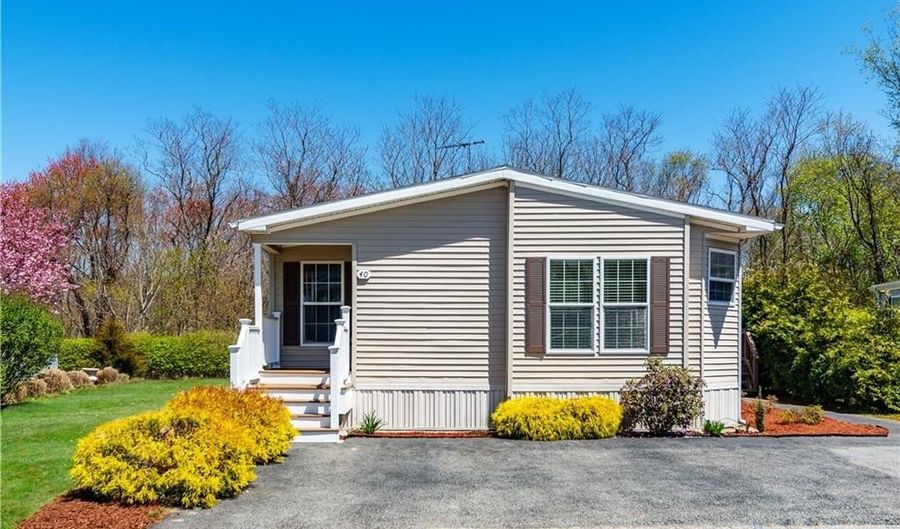 40 Campbell Cir, East Greenwich, RI 02818 - 2 Beds, 2 Bath