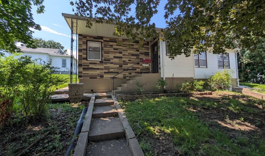 1107 Elm St, Atlantic, IA 50022 - 2 Beds, 2 Bath